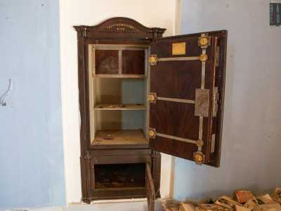 ...e un�ottocentesca cassaforte a muro di origine viennese